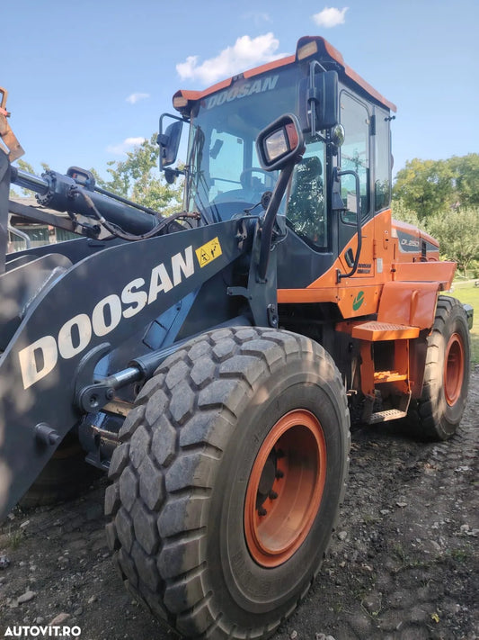Încărcător frontal Doosan DL250