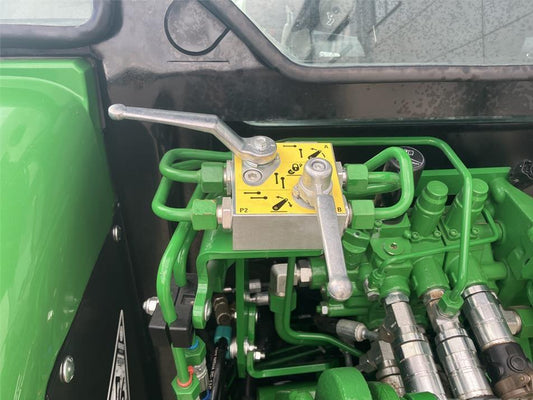 Tractor - John Deere 5115M