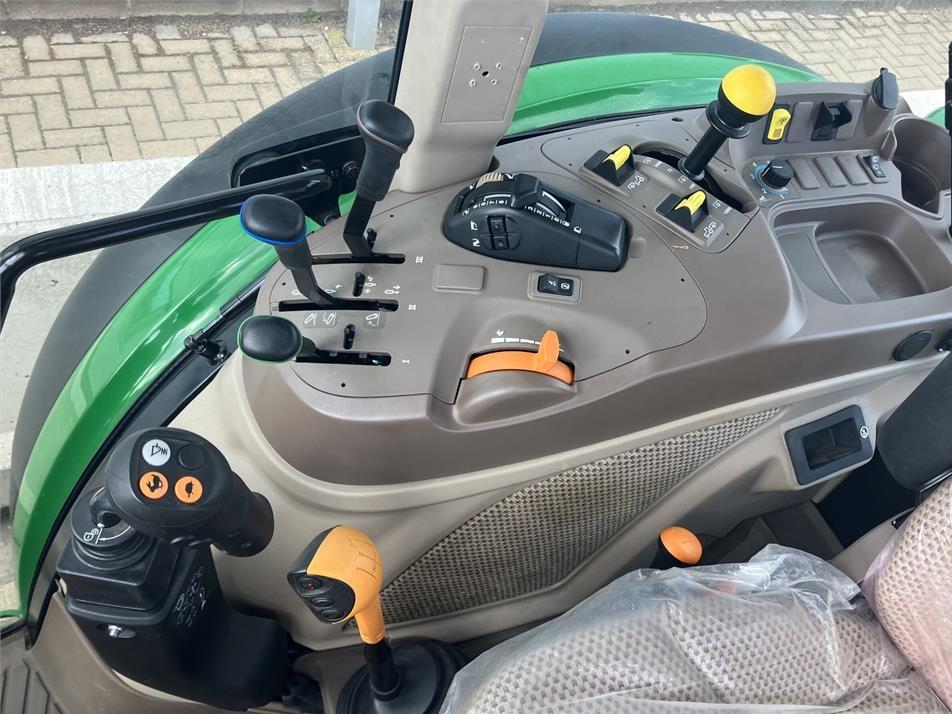 Tractor - John Deere 5115M