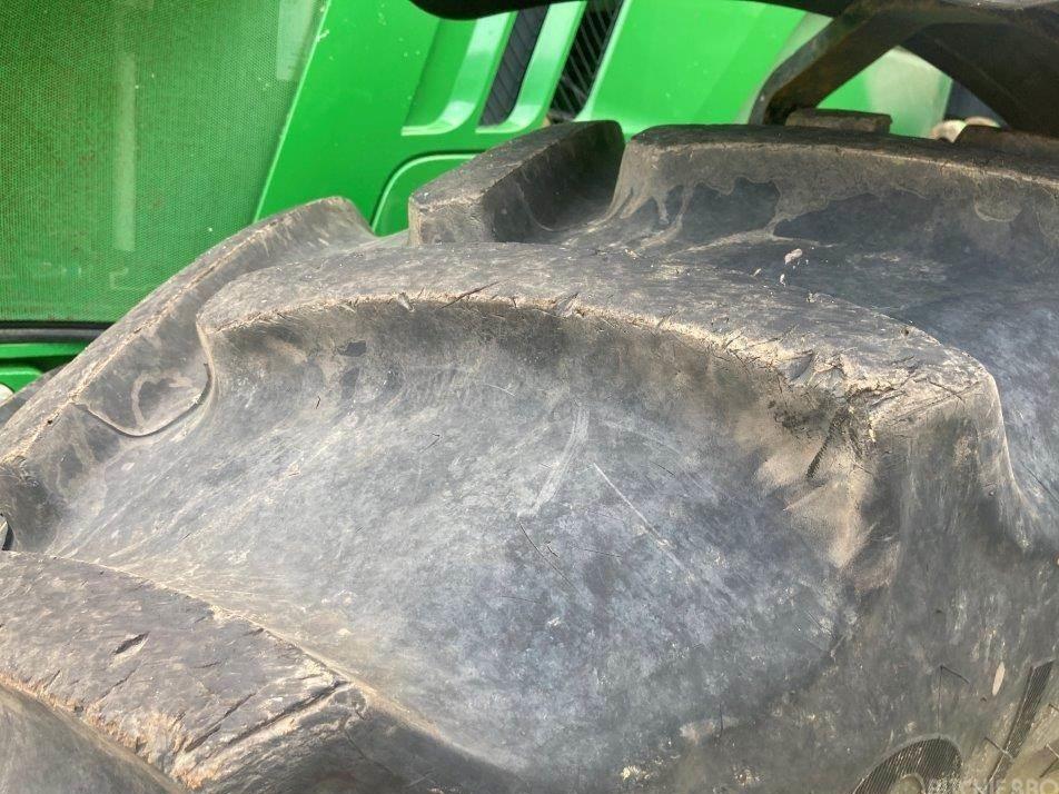 Tractor - John Deere 6215R
