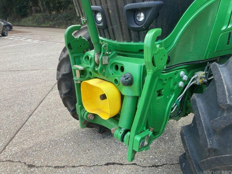 Tractor - John Deere 6215R