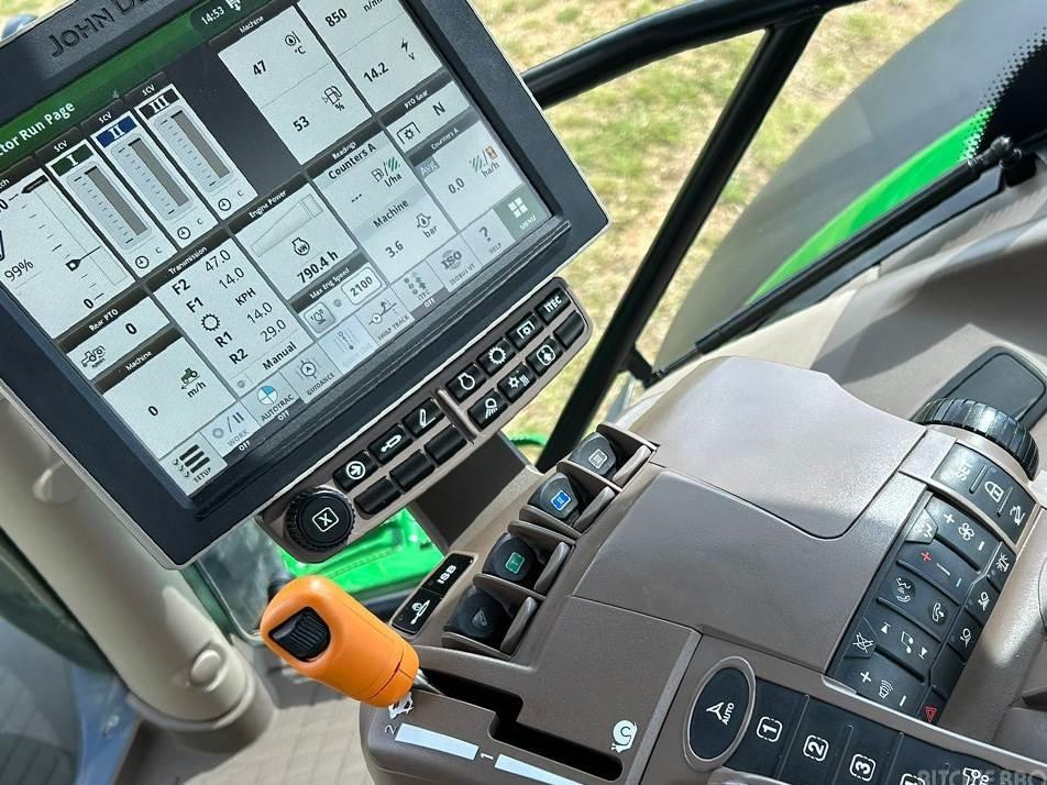 Tractor - John Deere 6215R