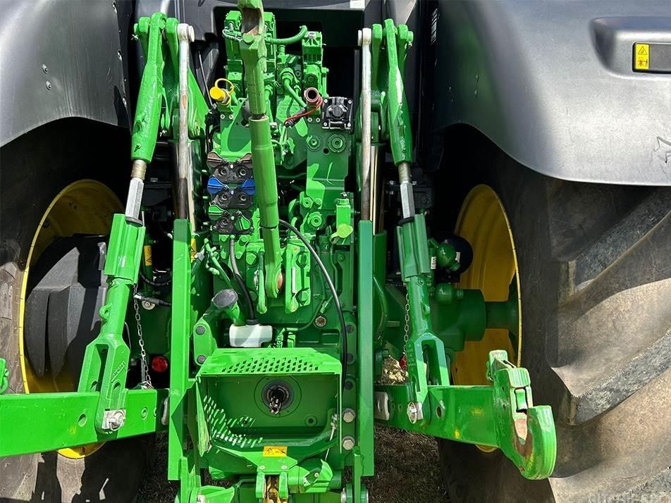 Tractor - John Deere 6215R