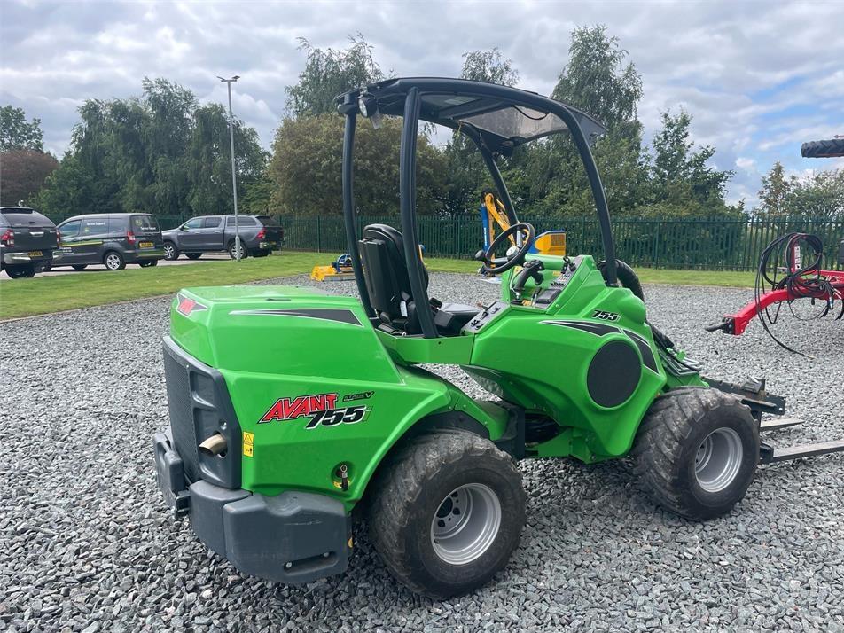 Incarcator frontal - Avant 755I