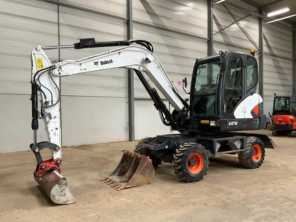 Excavator pe roti - Bobcat E 57 W