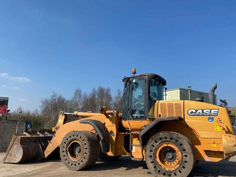 Incarcator frontal - Case 821 F