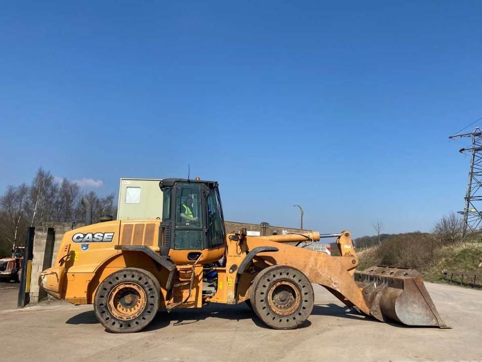 Incarcator frontal - Case 821 F