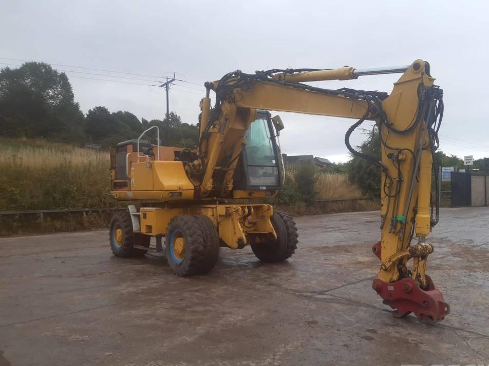 Excavator pe roti - Case WX 170