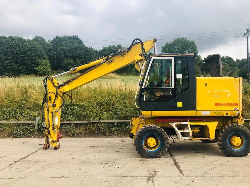 Excavator pe roti - Case WX 170