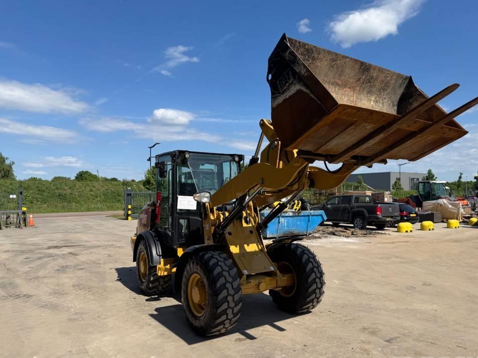 Incarcator frontal - CAT 906M