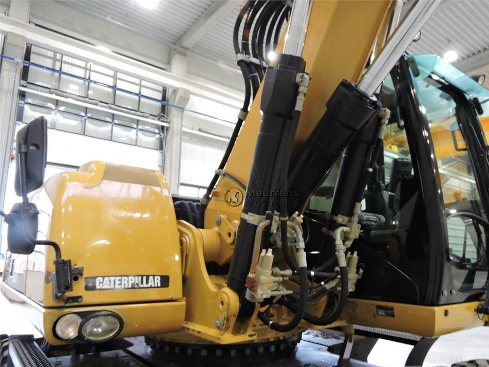 Excavator pe roti - CAT M322D