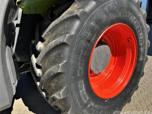 Tractor - Claas XERION 5000