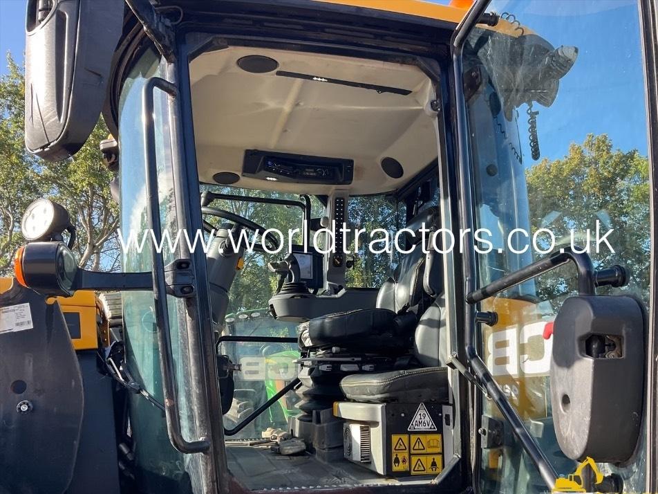 Tractor - JCB Fastrac 4220