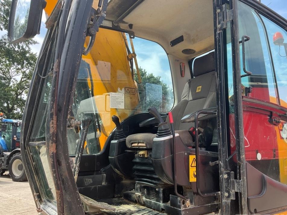 Excavator pe senile - JCB JS145