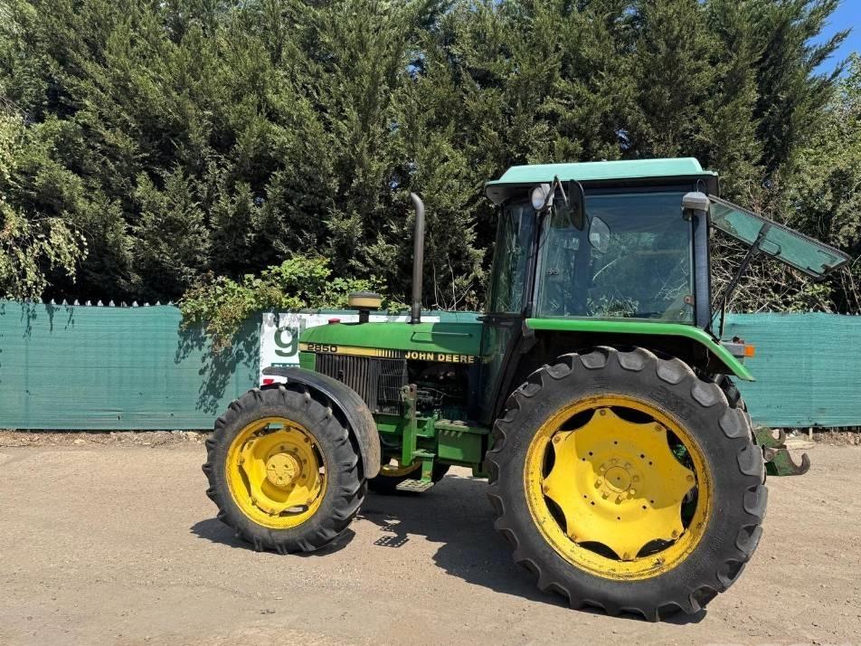 Tractor - John Deere 2850