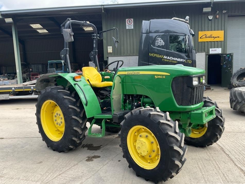 Tractor - John Deere 5050E