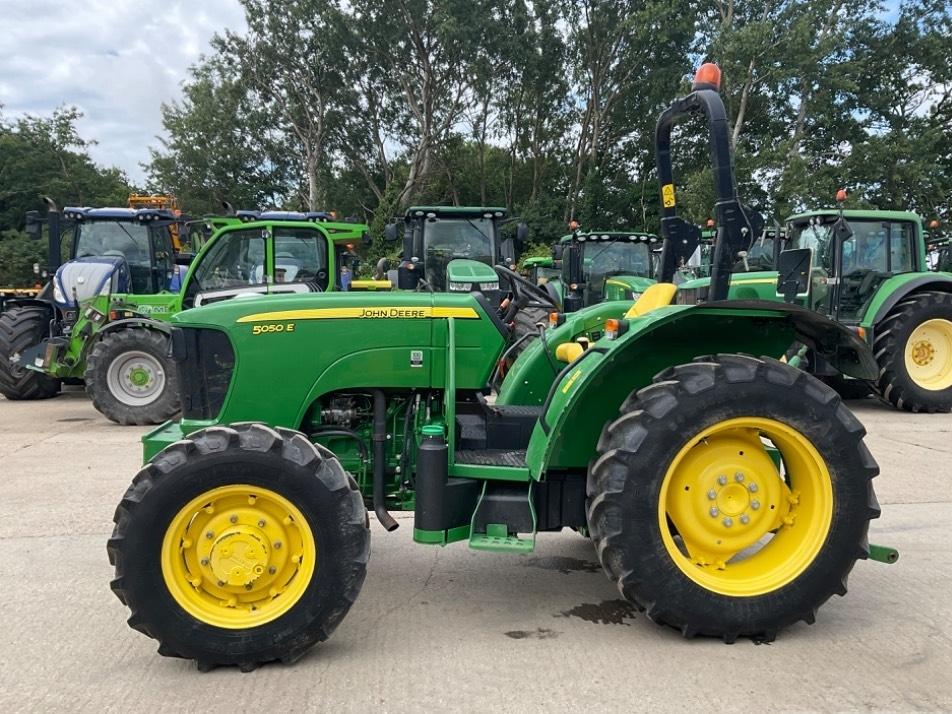 Tractor - John Deere 5050E