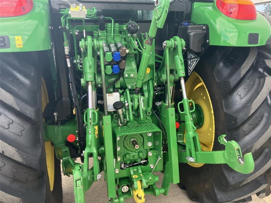 Tractor - John Deere 5115M