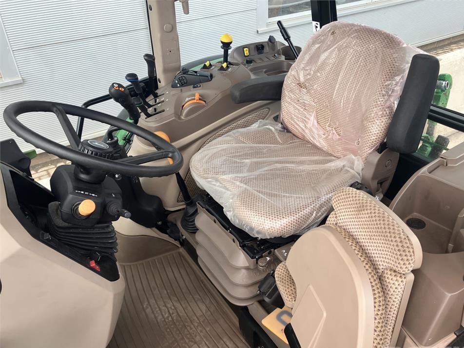 Tractor - John Deere 5115M