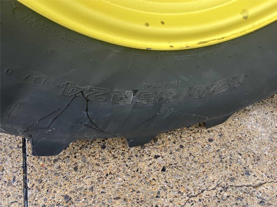 Tractor - John Deere 6110M