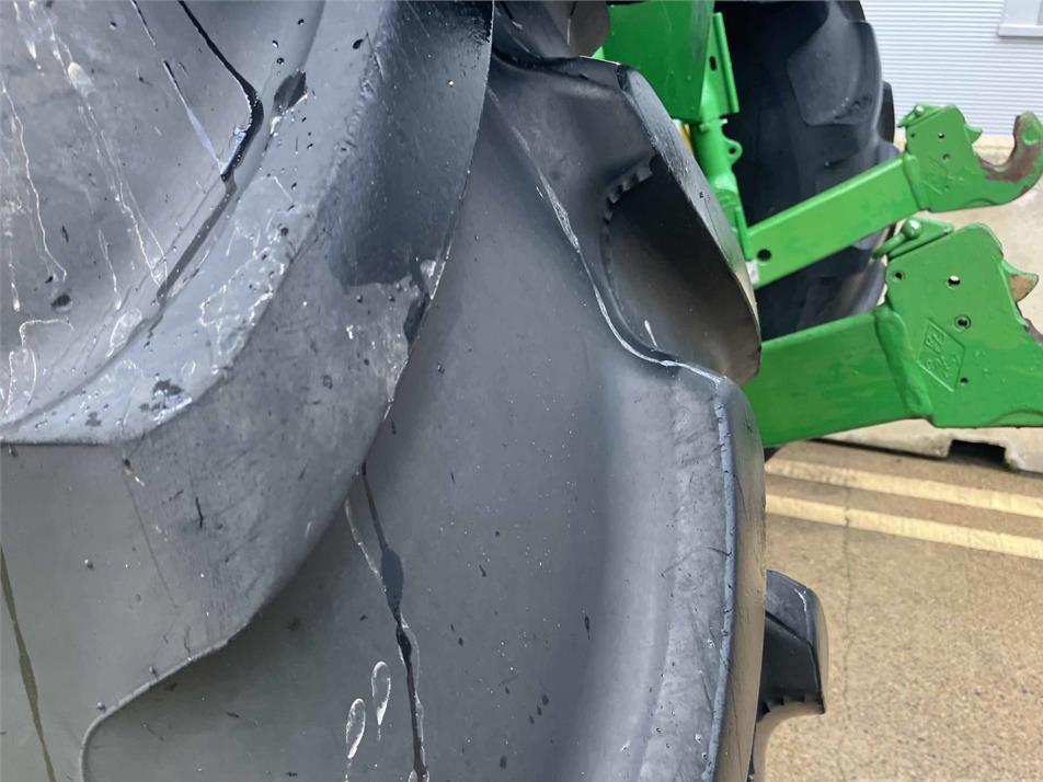 Tractor - John Deere 6110M