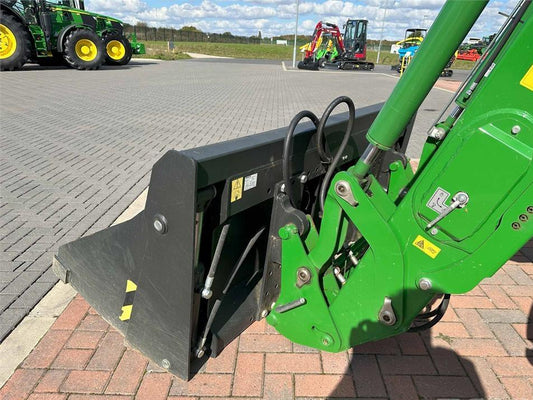 Tractor - John Deere 6110M