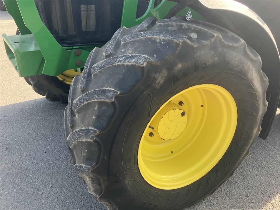 Tractor - John Deere 6120M