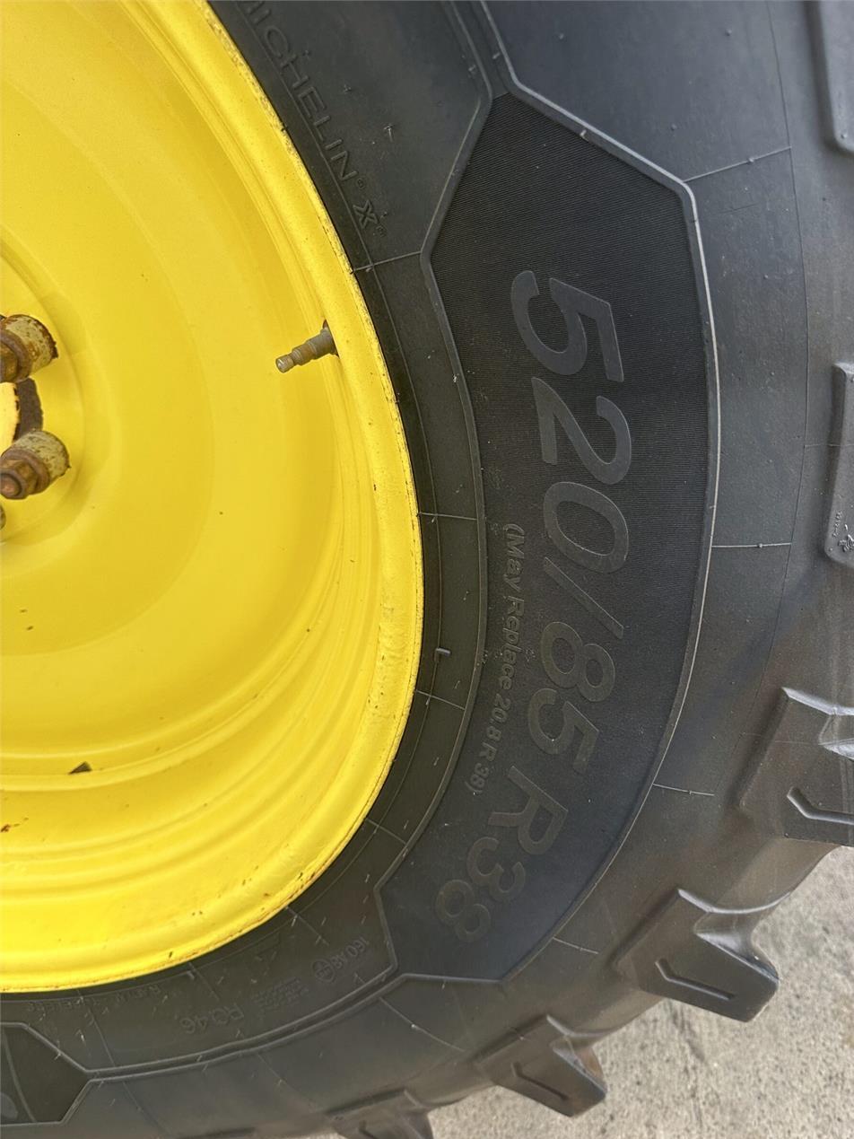 Tractor - John Deere 6135R