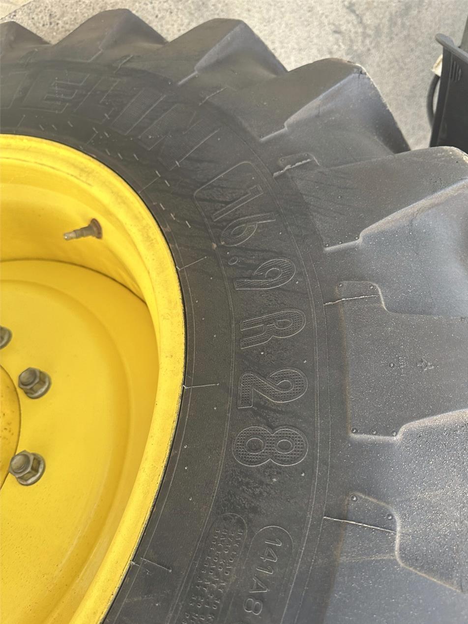 Tractor - John Deere 6135R