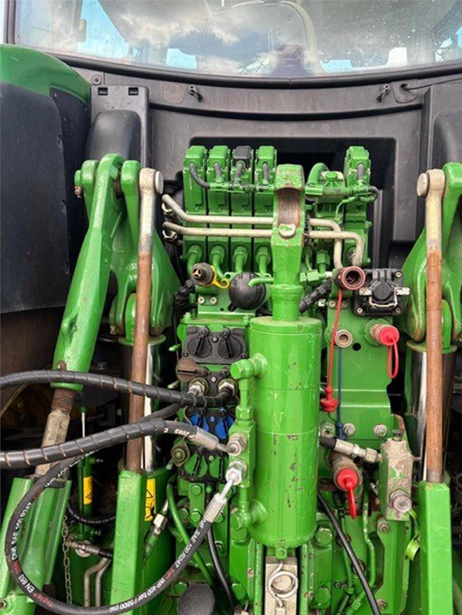 Tractor - John Deere 6215R