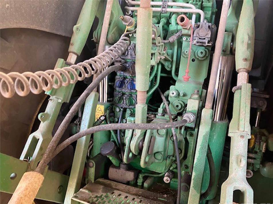 Tractor - John Deere 6215R