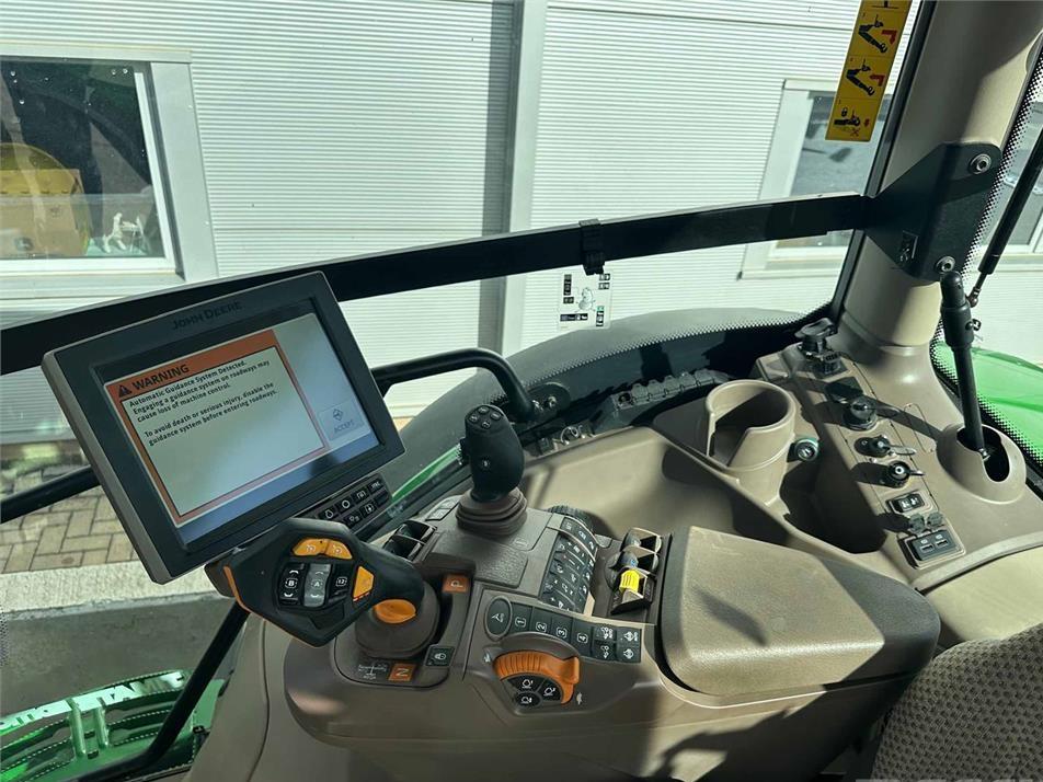Tractor - John Deere 6215R
