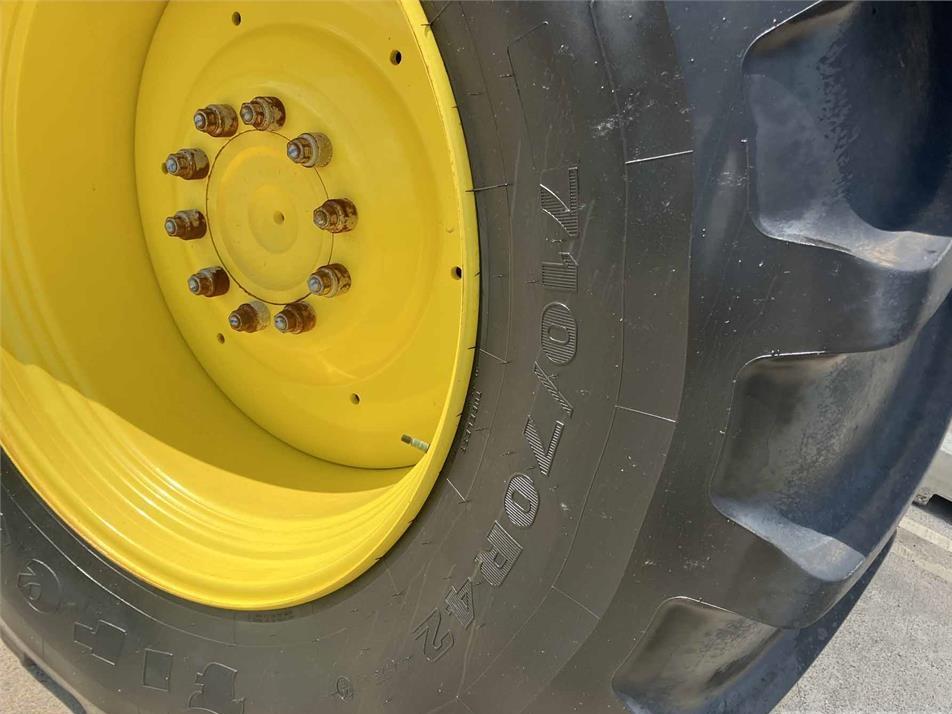 Tractor - John Deere 6215R