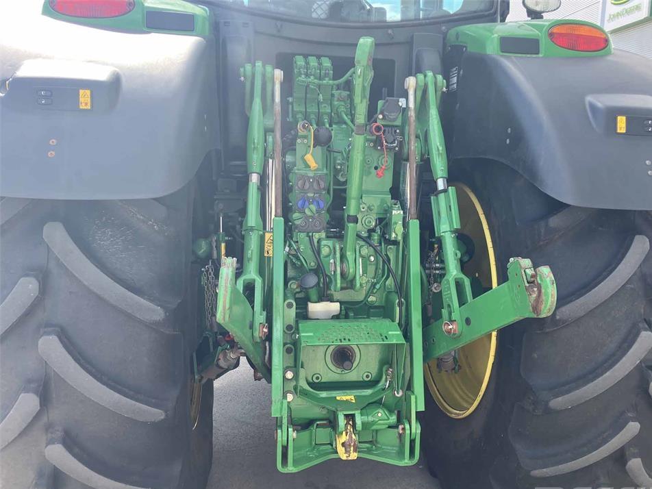 Tractor - John Deere 6215R