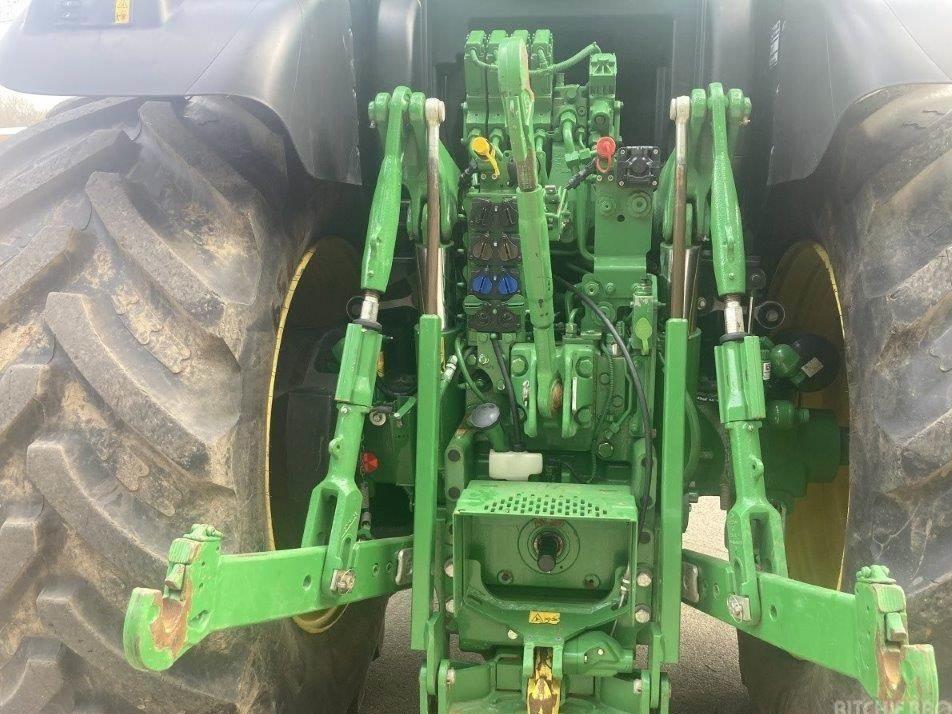 Tractor - John Deere 6215R