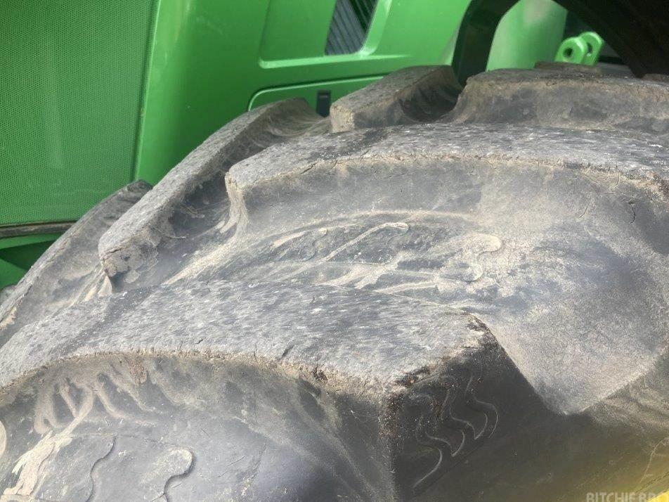 Tractor - John Deere 6215R