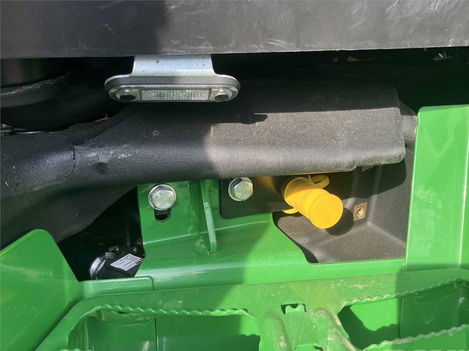 Tractor - John Deere 6R 215