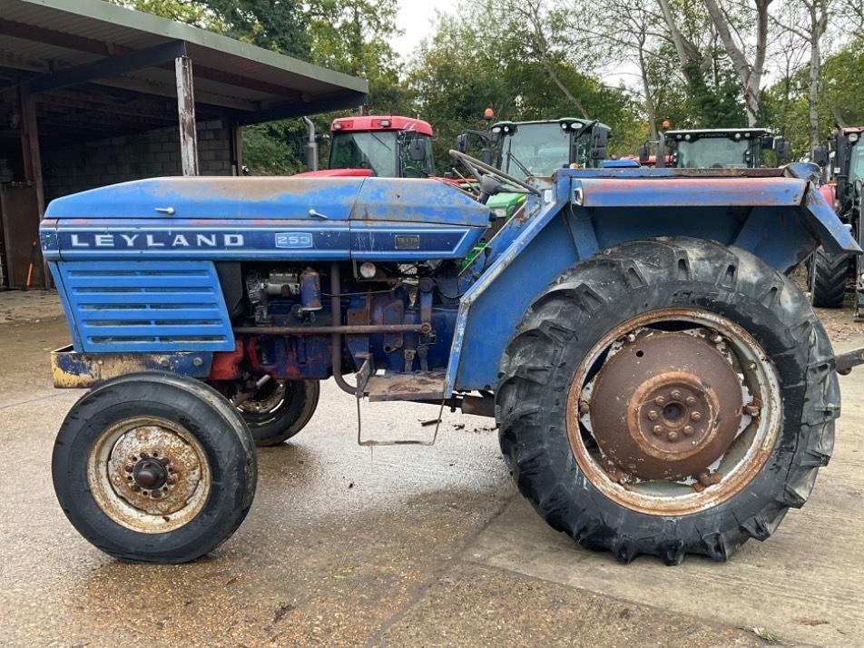 Tractor - Leyland 253