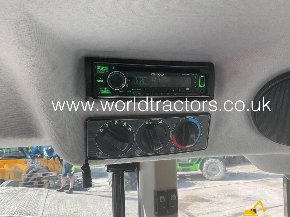 Tractor - Massey Ferguson 5711M