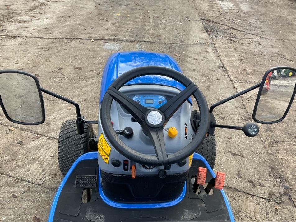 Tractor - New Holland Boomer 25